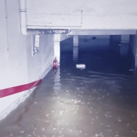 Aqualia trabaja en la inundación de un parking: &quot;Los coches ni se veían&quot;