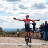 Alejandro Luna gana una etapa de pendientes imposibles en La Vuelta a Extremadura