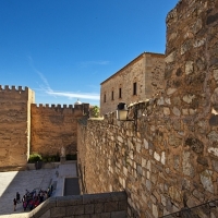 Restringen el paso de vehículos a la zona de intramuros en Cáceres