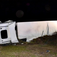 Un camionero se accidenta, hiere a dos personas, y se da a la fuga (CC)