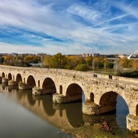 Salvan la vida de una mujer que había caído desde el Puente Romano