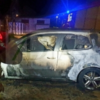 Los Bomberos extinguen un incendio en vehículo (Badajoz)