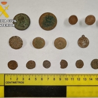 Intervienen monedas y piezas antiguas en un asentamiento arqueológico extremeño