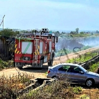 Bomberos de la Base Aérea extinguen un incendio cercano al Aeropuerto de Badajoz