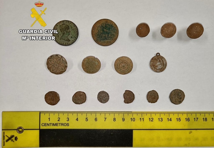 Intervienen monedas y piezas antiguas en un asentamiento arqueológico extremeño Intervienen monedas y piezas antiguas en un asentamiento arqueológico extremeño