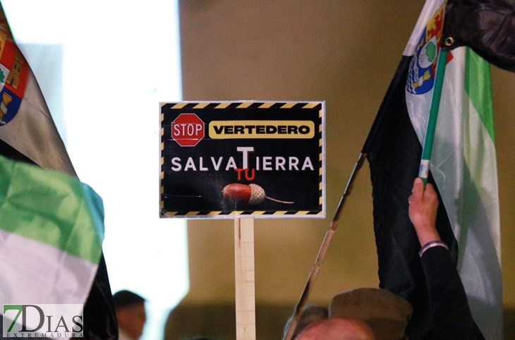 Salvatierra no flaquea. Medio millar de personas se manifiestan contra el Macrovertedero