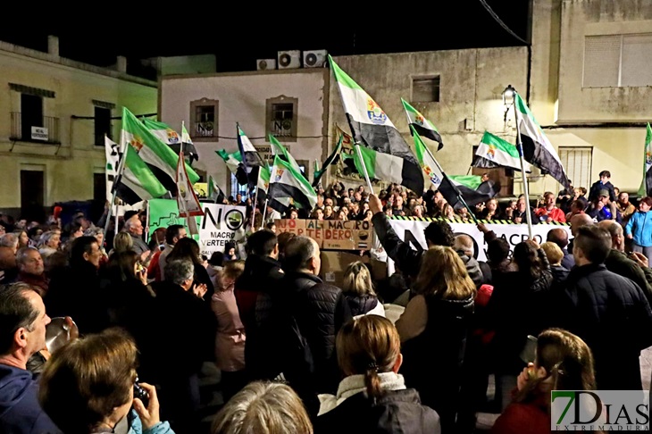Salvatierra no flaquea. Medio millar de personas se manifiestan contra el Macrovertedero