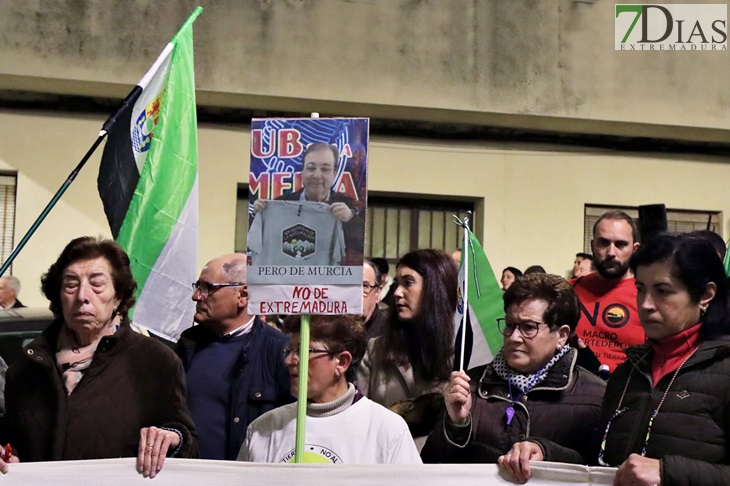 Salvatierra no flaquea. Medio millar de personas se manifiestan contra el Macrovertedero