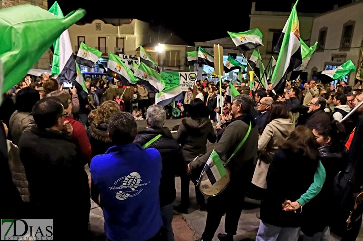Salvatierra no flaquea. Medio millar de personas se manifiestan contra el Macrovertedero