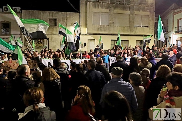 Salvatierra no flaquea. Medio millar de personas se manifiestan contra el Macrovertedero