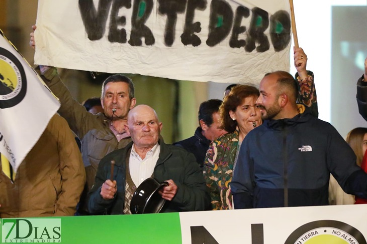 Salvatierra no flaquea. Medio millar de personas se manifiestan contra el Macrovertedero
