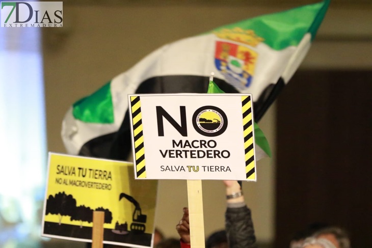 Salvatierra no flaquea. Medio millar de personas se manifiestan contra el Macrovertedero