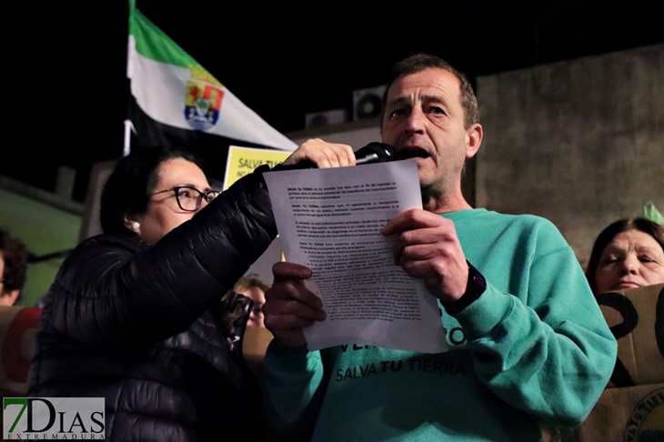 Salvatierra no flaquea. Medio millar de personas se manifiestan contra el Macrovertedero