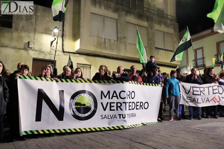 Salvatierra no flaquea. Medio millar de personas se manifiestan contra el Macrovertedero