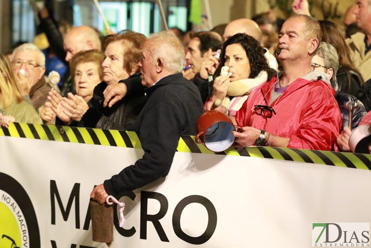 Salvatierra no flaquea. Medio millar de personas se manifiestan contra el Macrovertedero