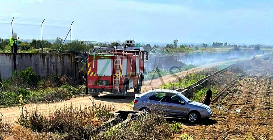 Bomberos de la Base Aérea extinguen un incendio cercano al Aeropuerto de Badajoz