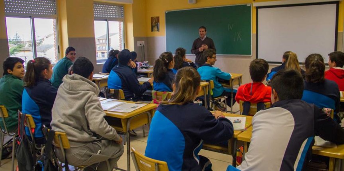 UpE lamenta la “escasa valentía del gobierno de Vara para reducir las ratios del sistema educativo”