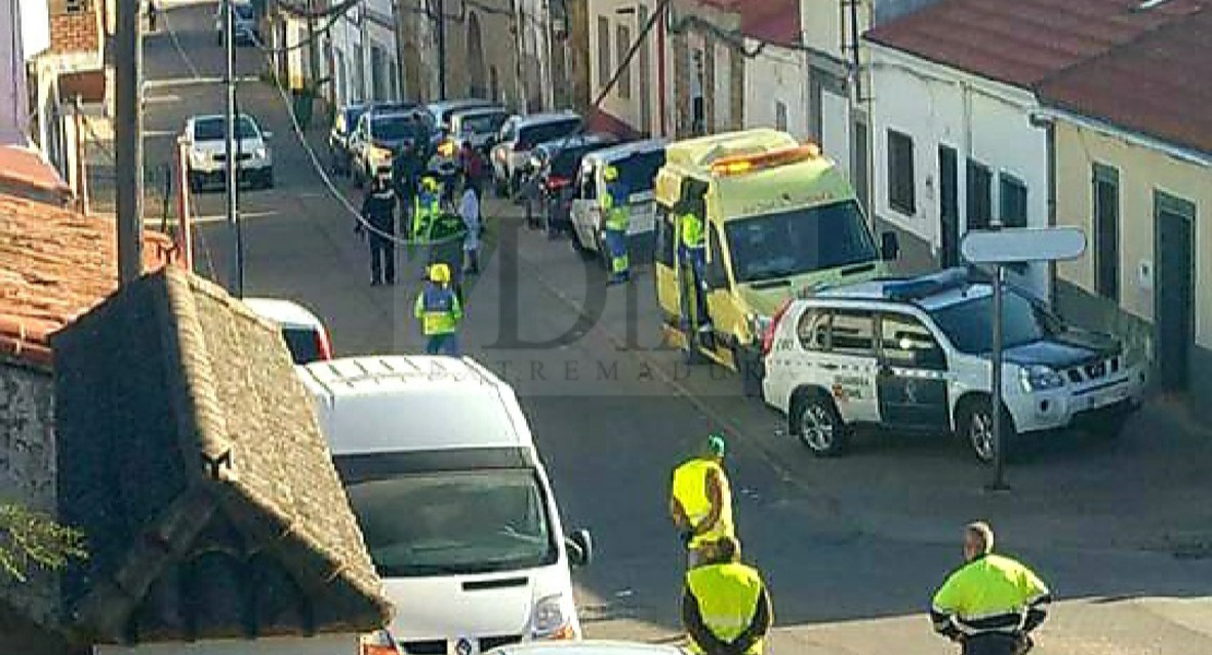 Se sube al tejado y comienza a tirar enseres a la calle en San Vicente de Alcántara