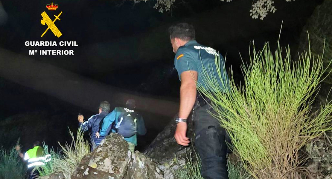 La Guardia Civil va a rescatar a dos senderistas de noche y se le pinchan las ruedas