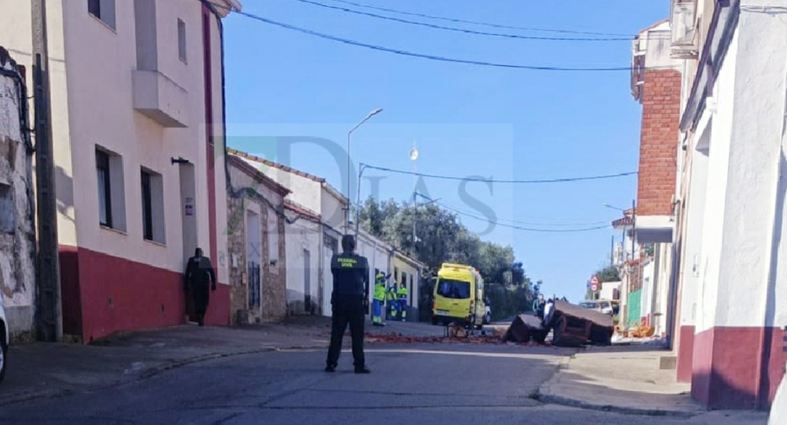 Se sube al tejado y comienza a tirar enseres a la calle en San Vicente de Alcántara