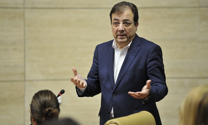Vara firma el decreto de convocatoria de elecciones