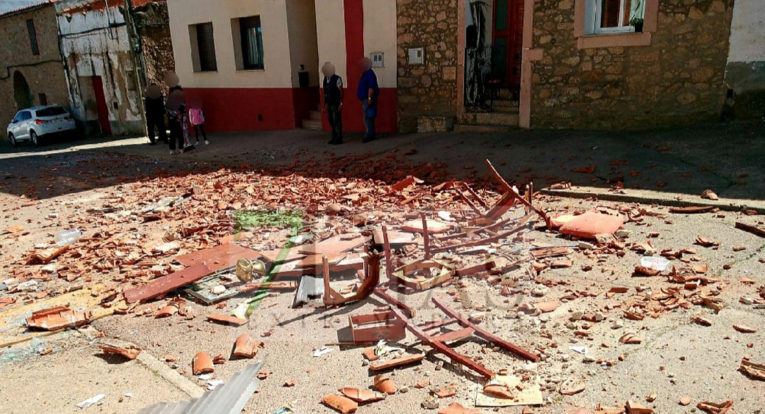 Se sube al tejado y comienza a tirar enseres a la calle en San Vicente de Alcántara