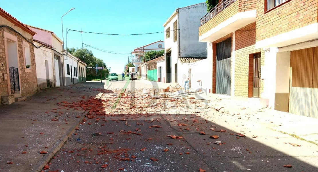 Se sube al tejado y comienza a tirar enseres a la calle en San Vicente de Alcántara