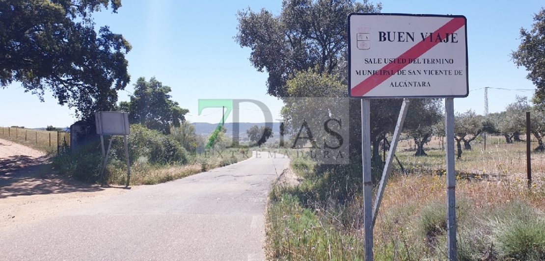 Vecinos de San Vicente: "El estado que presenta la carretera es una vergüenza"