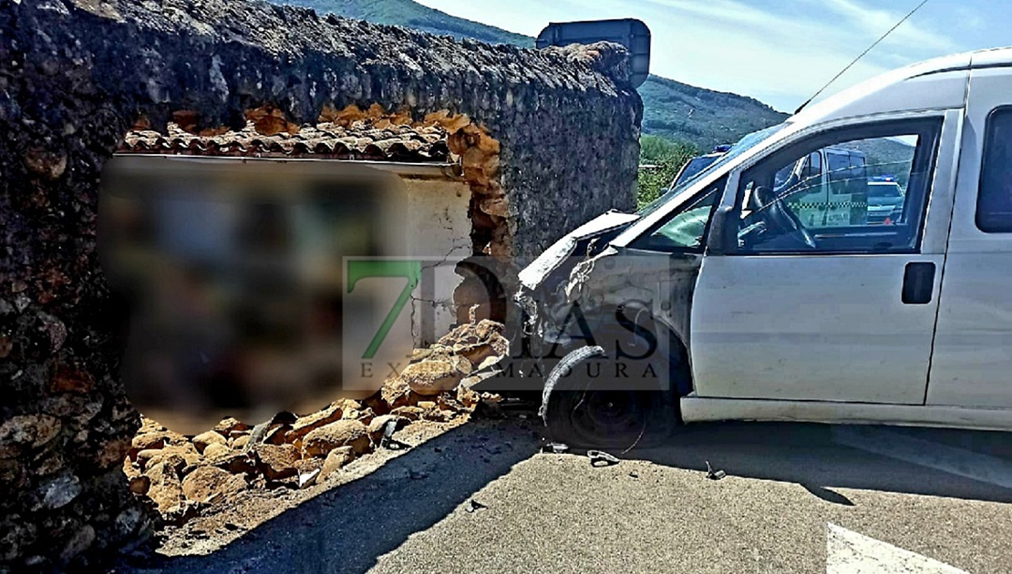 Se accidenta y derriba la pared del cementerio en Jerte (CC)