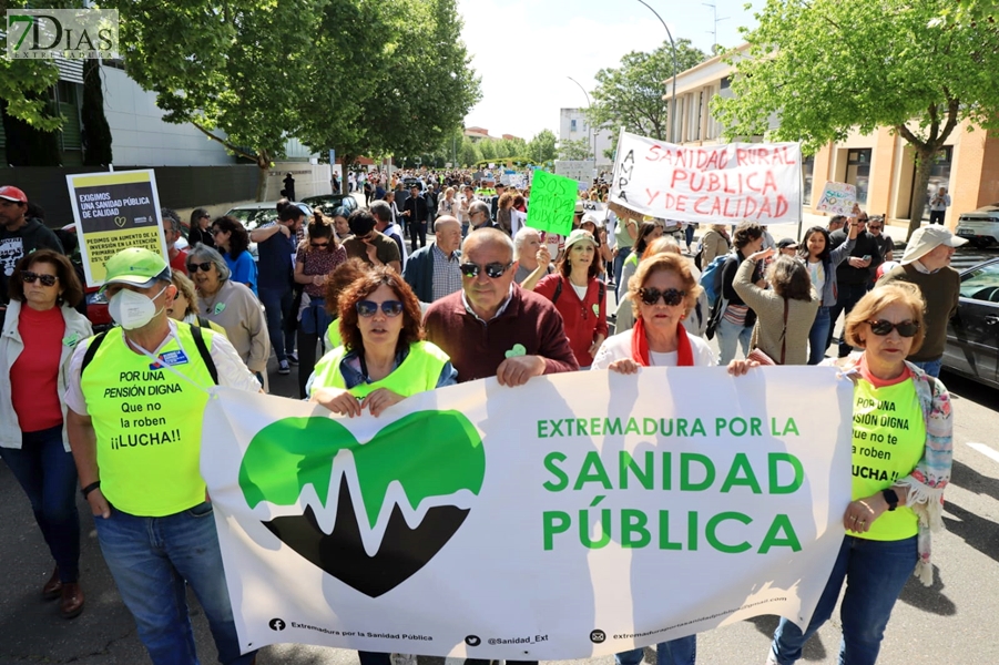 Más de 2.000 personas participaron en la manifestación por la sanidad en Mérida