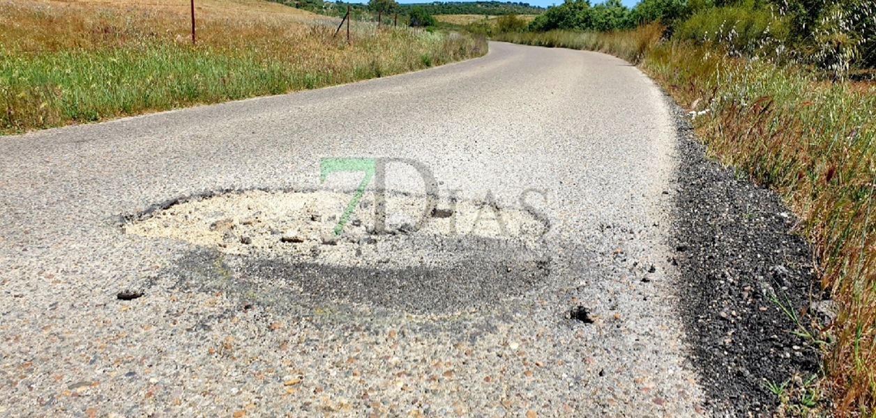 Vecinos de San Vicente: "El estado que presenta la carretera es una vergüenza"