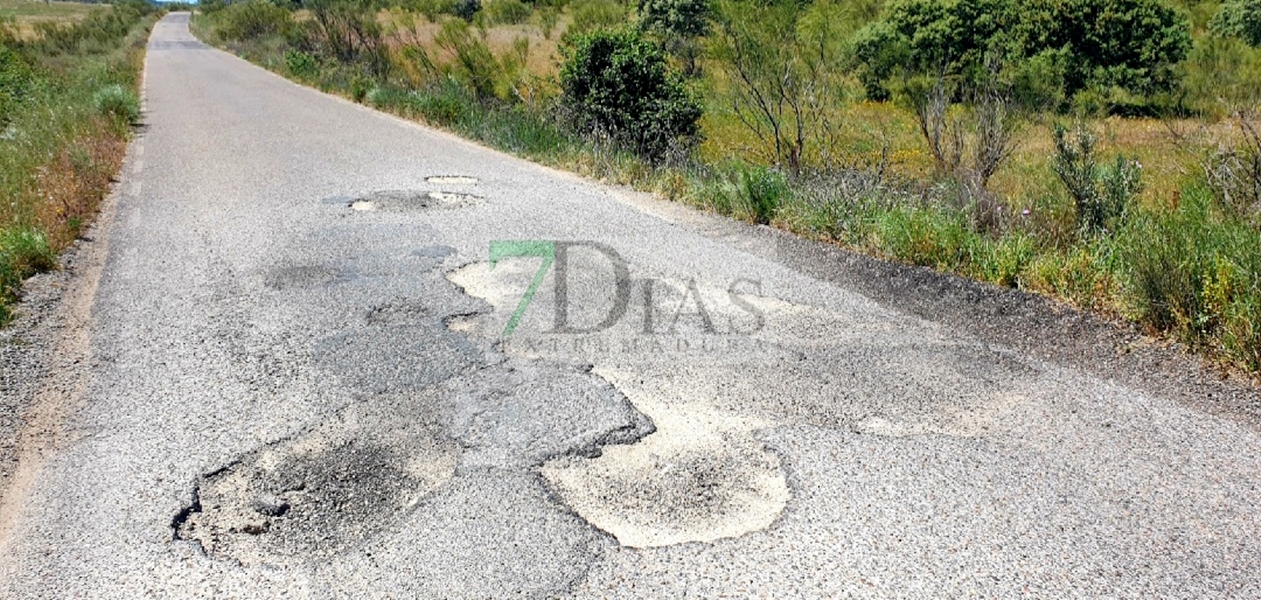 Vecinos de San Vicente: "El estado que presenta la carretera es una vergüenza"