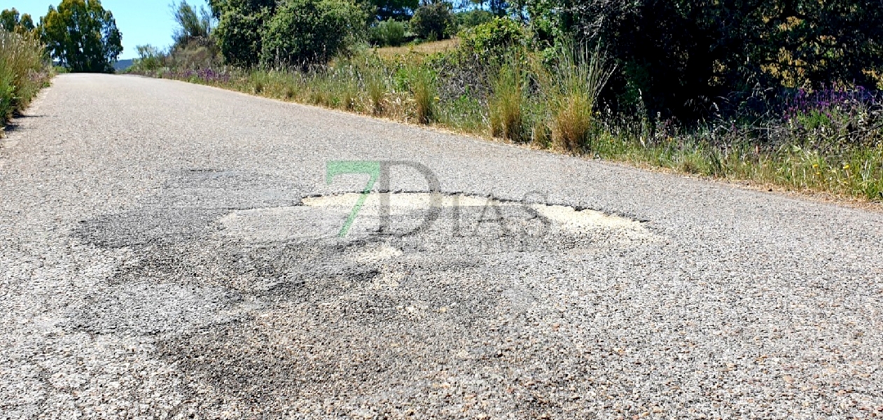 Vecinos de San Vicente: "El estado que presenta la carretera es una vergüenza"