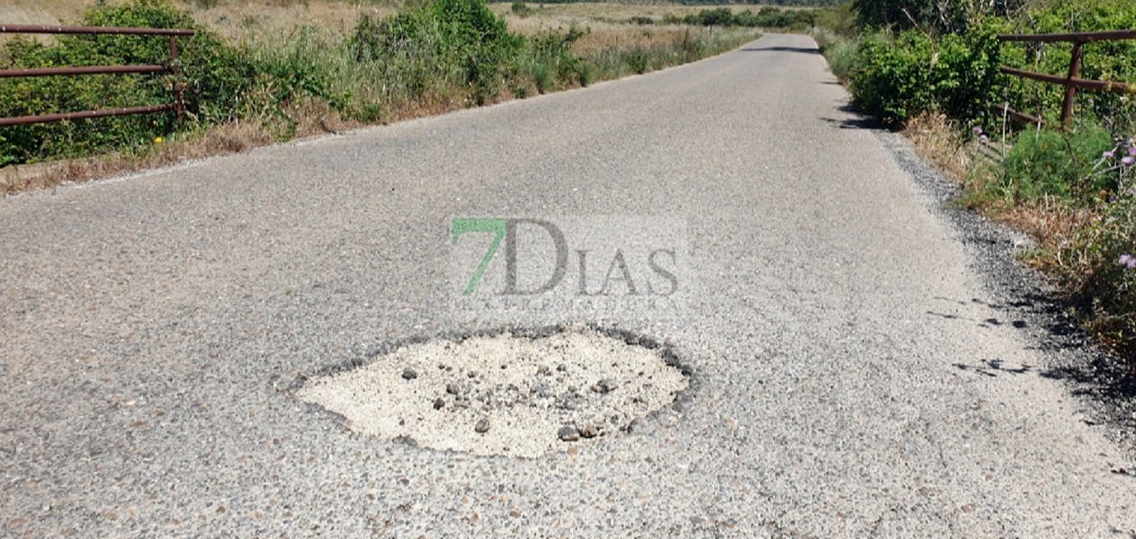 Vecinos de San Vicente: "El estado que presenta la carretera es una vergüenza"