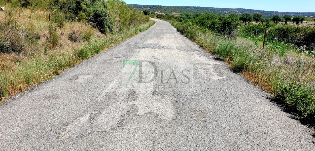 Vecinos de San Vicente: "El estado que presenta la carretera es una vergüenza"