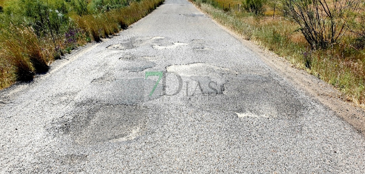 Vecinos de San Vicente: "El estado que presenta la carretera es una vergüenza"