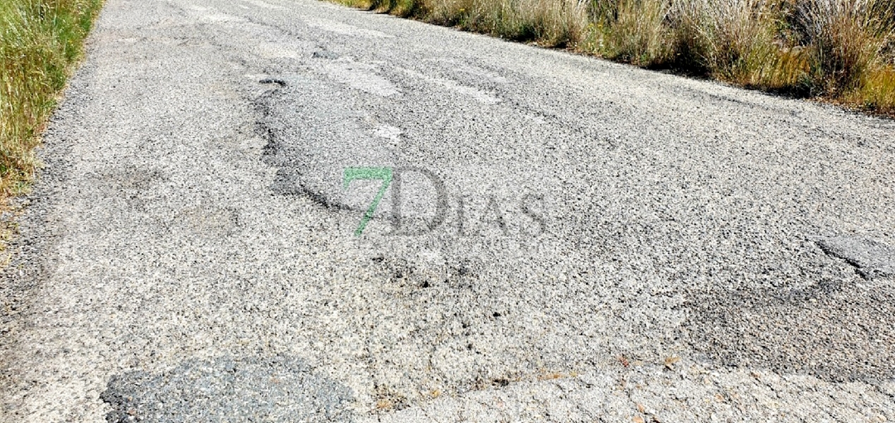 Vecinos de San Vicente: "El estado que presenta la carretera es una vergüenza"