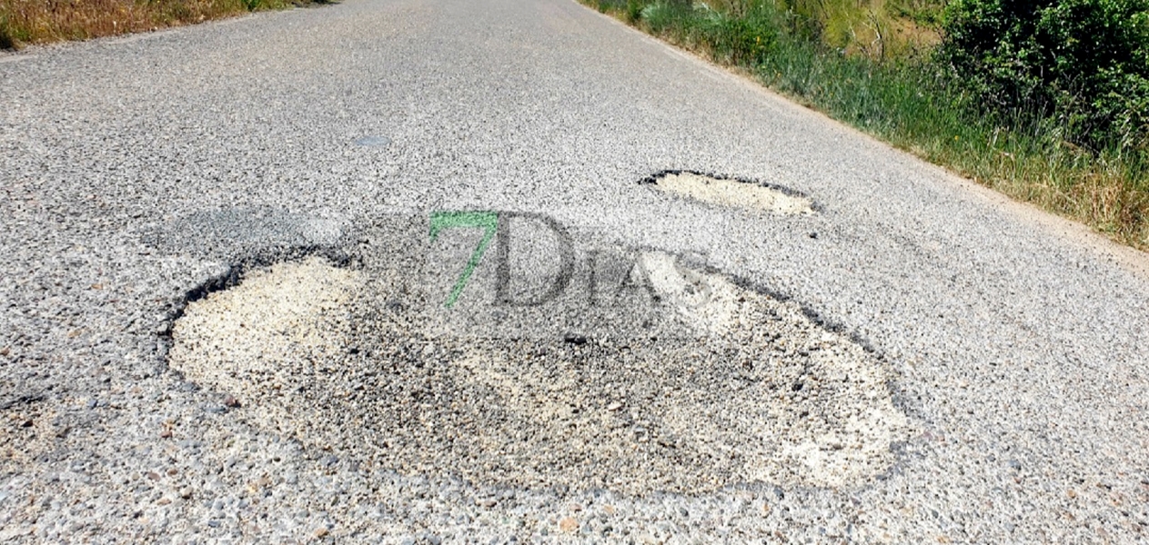 Vecinos de San Vicente: "El estado que presenta la carretera es una vergüenza"