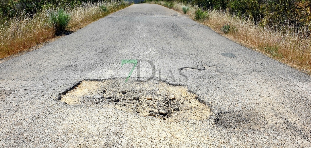 Vecinos de San Vicente: "El estado que presenta la carretera es una vergüenza"