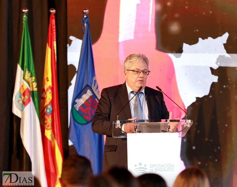 La Asamblea, Komvida y Monago reciben la Medalla de Oro de la Provincia de Badajoz