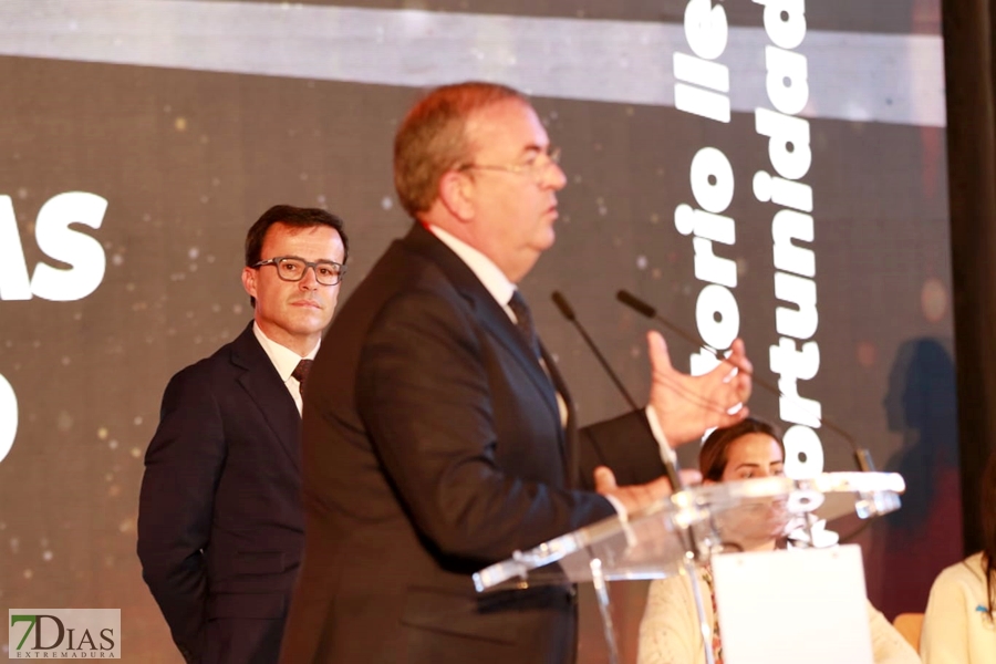 La Asamblea, Komvida y Monago reciben la Medalla de Oro de la Provincia de Badajoz