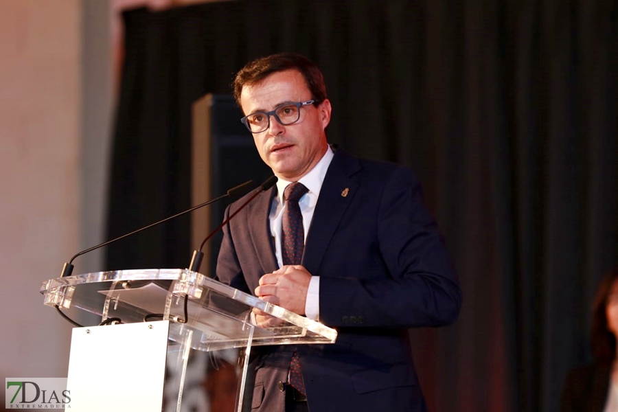 La Asamblea, Komvida y Monago reciben la Medalla de Oro de la Provincia de Badajoz