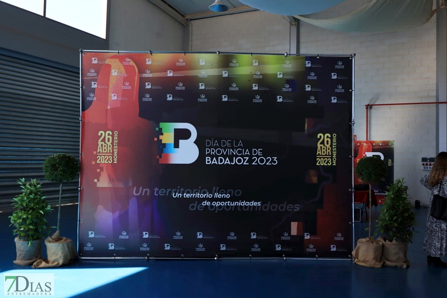 La Asamblea, Komvida y Monago reciben la Medalla de Oro de la Provincia de Badajoz