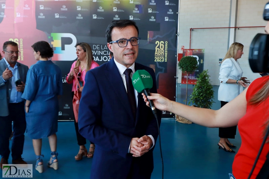 La Asamblea, Komvida y Monago reciben la Medalla de Oro de la Provincia de Badajoz