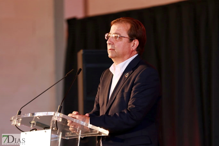 La Asamblea, Komvida y Monago reciben la Medalla de Oro de la Provincia de Badajoz