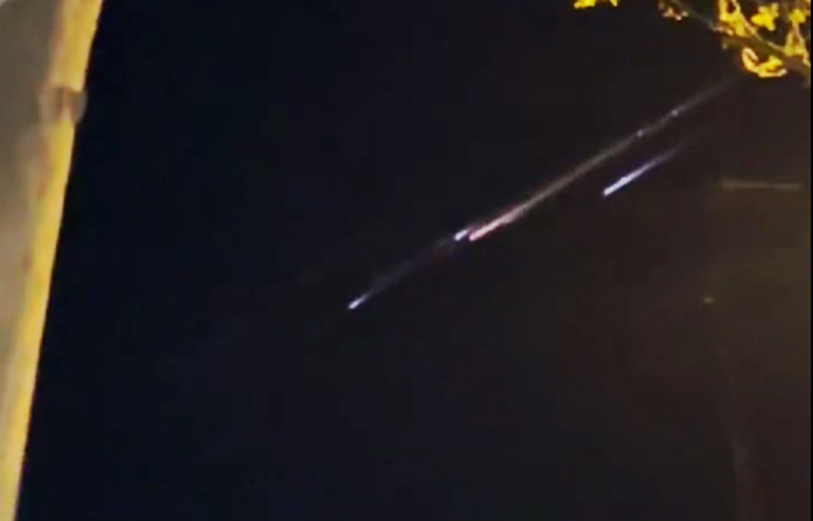 La caída de fragmentos de un objeto desconocido ilumina el cielo en España