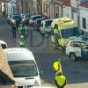 Se sube al tejado y comienza a tirar enseres a la calle en San Vicente de Alcántara