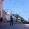 Se sube al tejado y comienza a tirar enseres a la calle en San Vicente de Alcántara