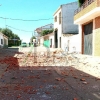 Se sube al tejado y comienza a tirar enseres a la calle en San Vicente de Alcántara