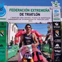Casi Adrián Álvaro y Marta Jiménez se proclaman campeones de Extremadura de Triatlón Cros